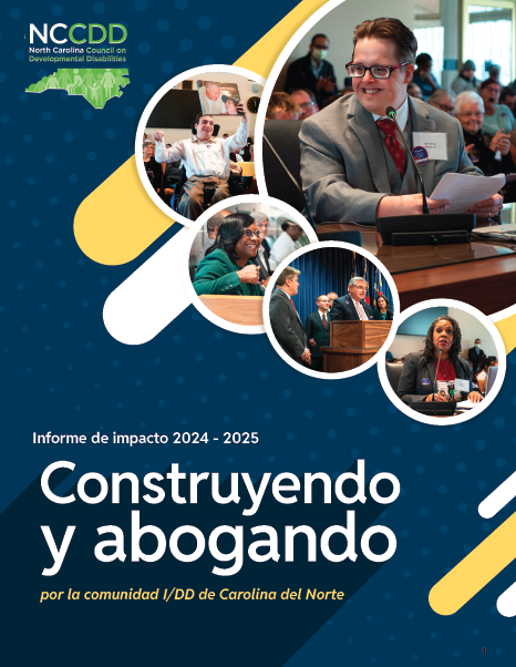 A graphic background with a deep blue color, featuring yellow and white abstract stripes. The text Informe de impacto 2024-2025, Construyendo y abogando por la comunidad I/DD de Carolina del Norte